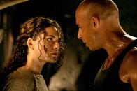 Riddick - Chroniken eines Kriegers – Haben die beiden noch eine Chance? Kyra (Alexa Davalos, l.) und Riddick (Vin Diesel, r.) ...; Haben die beiden noch eine Chance? Kyra (Alexa Davalos, l.) und Riddick (Vin Diesel, r.) ...
