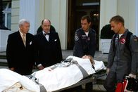 Die Rettungsflieger – Kleinlaut müssen Dietrich (Ivan Desny, 2.v.l.) und Herrmann (Heinz Dieter Knaup, l.) zusehen, wie Greta Paulsen (Gisela Uhlen, 2.v.r.) von den Rettungsfliegern Alexander (Matthias Leja, M.) und Torsten (Tom Wlaschiha, r.) abtransportiert wird. Sie erlitt einen Kreislaufkollaps, weil die Herren beim Tanztee zu heftig um ihre Gunst buhlten. Jetzt geloben die beiden Streithähne Besserung.