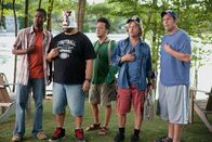 Kindsköpfe – Die fünf Freunde Kurt (Chris Rock, l.), Eric (Kevin James, 2.v.l.), Rob (Rob Schneider, M.), Marcus (David Spade, 2.v.r.) und Lenny (Adam Sandler, r.) kommen albern vom Steg zurück. Plötzlich erblicken sie eine schöne Blondine, die am Haus angekommen ist.