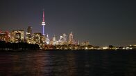 Megacitys - Wenn es Nacht wird in ... (ZDF) – Nachts prägt der CN-Tower mit wechselnden Farben die Skyline von Toronto.