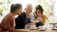 Unser Kind – Katharinas Vater Johannes (Ernst Stötzner) kümmert sich liebevoll um seinen kleinen Enkel Franz. Katharinas (Britta Hammelstein, li.) Mutter Evelyn (Victoria Trauttmansdorff) verfolgt die Bemühungen ihres Mannes um den Kleinen mit Skepsis.