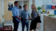 Hawaii Five-0 – Ein neuer Fall führt Steve McGarrett (Alex O'Loughlin, l.) und Danny Williams (Scott Caan, M.) zu Barbara Cotchin (Rebecca De Mornay, r.). Doch was hat sie damit zu tun?