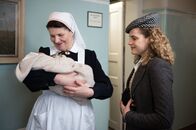 Charité – Anni (Mala Emde, r.) tritt ihren Dienst an, Schwester Käthe (Susanne Böwe, l.) passt auf ihre Tochter Karin auf.