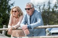 SOKO Kitzbühel – Gräfin Schönberg (Andrea L'Arronge, l.) und Hannes Kofler (Heinz Marecek, r.) sind heilfroh, im tödlichen Alpendrama nur Zaungäste zu sein.