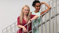 Love Hunters – Birgit Fehst (l.) und Hadnet Tesfai (r.) coachen junge Paare mit Beziehungsproblemen in der Sendung "Love Hunters."