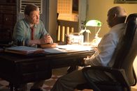 Death in Paradise – DI Jack Mooney (Ardal O'Hanlon,l) ist nicht in Allem mit dem Commissioner Selwyn Patterson (Don Warrington, r.) einverstanden.