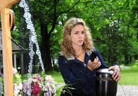 Sturm der Liebe – ARD STURM DER LIEBE FOLGE 1581 Uhr im ERSTEN. Kristin (Nina Schmieder) versteckt die Diamanten in der Urne ihrer Tante.