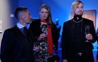In aller Freundschaft – SENDER: ARD - SENDETITEL: In aller Freundschaft, Folge 830 - UNTERTITEL: Zwei schwierige Herren - CAPTION: ARD/MDR IN ALLER FREUNDSCHAFT, FOLGE 830, "Zwei schwierige Herren" Uhr im ERSTEN..Dr. Rolf Kaminski (Udo Schenk, li.) trifft bei einer Ausstellung zufällig auf seine Patientin Wanda Schäfer (Henriette Nagel, mi.), die am Vormittag mit Würgemalen bei ihm war. Kaminski ahnt, dass Wandas Begleiter (Komparse) dafür verantwortlich ist. Wanda bittet Kaminski um Diskretion, doch da hat sie die Rechnung ohne den Wirt gemacht..