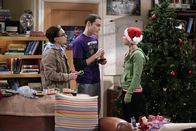 The Big Bang Theory – Leonards (Johnny Galecki, l.) Mutter Beverly kündigt zu Weihnachten ihren Besuch an. Als Penny (Kaley Cuoco, r.) ihn darauf anspricht, warum er seiner Mutter nichts von ihrer Beziehung erzählt hat, gerät Leonard in Erklärungsnot. Aber Sheldon (Jim Parsons, M.) hat dafür eine einfache Begründung ...