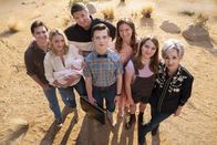 Young Sheldon – (v.li.): George Cooper Jr. (Montana Jordan), Mandy (Emily Osment), George Cooper Sr. (Lance Barber), Sheldon Cooper (Iain Armitage), Mary Cooper (Zoe Perry), Missy Cooper (Raegan Revord), Constance ‚Meemaw‘ Tucker (Annie Potts).