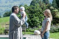 Der Bergdoktor – Eine glückliche Familie: Jakob (Harald Windisch) und Sabine Wimmer (Nele Mueller-Stöfen) mit Baby Leo am Pool.