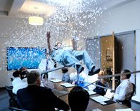 Atlanta Medical – Als Arzt und Kollege Bradley durch ein Fenster in einen Konferenzraum stürtzt, gerät das ganze Krankenhaus in Ausnahmezustand ...
