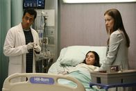 Dr. House – (v.li.) Kal Penn (Dr. Lawrence Kutner), Joanna Koulis (Samantha Harmon), Olivia Wilde (Dr. Remy Hadley/13).