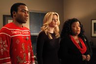 Community – Für Shirley (Yvette Nicole Brown, r.), Troy (Donald Glover, l.) und Britta (Gillian Jacobs, M.) ist der besinnliche Weihnachtsabend ruiniert, als sie von ihrer versauten Geschichtsnote erfahren. Doch wer aus der Lerngruppe hat seinen Arbeitsteil nicht vertrauensvoll erledigt?; Für Shirley (Yvette Nicole Brown, r.), Troy (Donald Glover, l.) und Britta (Gillian Jacobs, M.) ist der besinnliche Weihnachtsabend ruiniert, als sie von ihrer versauten Geschichtsnote erfahren. Doch wer aus der Lerngruppe hat seinen Arbeitsteil nicht vertrauensvoll erledigt?