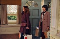 How I Met Your Mother – Robin (Cobie Smulders, r.) kann nicht fassen, dass Lily (Alyson Hannigan, l.) und Marshall nach Long Island ziehen wollen und versucht dies zu verhindern ...