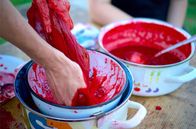 Zu Tisch ... – Der Saft der Himbeeren wird durch ein Tuch gepresst und anschließend zu Sirup eingekocht.