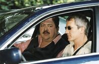 Die Rosenheim-Cops – Ganz kann Korbinian (Josef Hannesschläger) der Logik seines Kollegen Ulrich (Markus Böker) nicht folgen.