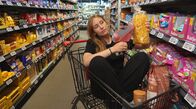 7 Tage ... – Reporterin Malina Homann arbeitet 7 Tage in einem Supermarkt in Fulda mit: An der Kasse, im Lager und sogar hinter der Fleischtheke. Sie erlebt die Welt hinter den Regalen, die den Kunden normalerweise verborgen bleibt.