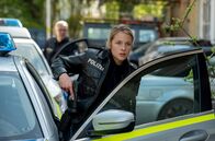 Großstadtrevier – Volles Programm am ersten Arbeitstag: Bente Hinrichs (Sinha Melina Gierke) muss zu einem gefährlichen Einsatz und zeigen, dass sie nicht das unbedarfte Landei ist, für das manche Kollegen und Kolleginnen sie halten.
