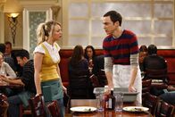 The Big Bang Theory – Im Wissen, dass Einstein einen banalen Job hatte, als er die Relativitätstheorie entwickelte, beschließt Sheldon (Jim Parsons, r.) schließlich, sich einen "primitiven" Job zu suchen und stellt er sich zu Pennys (Kaley Cuoco, l.) Entsetzen kurzerhand selbst in der Cheesecake Facory ein ...