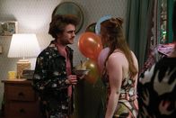 Extraordinary – Jen (Máiréad Tyers) ist wütend auf Jizzlord (Luke Rollason), denn für sie ist das Verhältnis zwischen ihnen noch unklar.