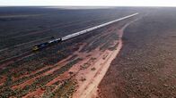 Traumzüge – Bildunterschrift: Endlose Weite: Der Indian Pacific auf dem Weg durch die Nullarbor-Ebene.