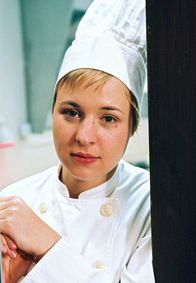 Herr Lehmann – rbb Fernsehen HERR LEHMANN Uhr. Katrins (Katja Danowski) Spezialität ist Sauerbraten mit Kruste.
