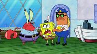 SpongeBob Schwammkopf – L-R: Mr. Krabs, SpongeBob, Policeman