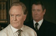 Inspector Barnaby – Gutsherr Robert Cavendish (Robert Hardy, l.) bemüht sich nicht, seinen Zorn darüber zu verbergen, dass die Polizei in Person von Inspector Barnaby (John Nettles, r.) so lange braucht, um der Vermisstenmeldung seiner Frau nachzugehen.