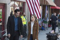 Lucifer – Der Mord an einem Lichtdouble beschäftigt Lucifer (Tom Ellis, l.) und Chloe (Lauren German, r.) ...