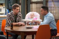 Baby Daddy – (v.li.) Jean-Luc Bilodeau (Ben), Mila/Zoey Beske (Emma), Tahj Mowry (Tucker).
