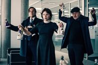 Allmen – Jedes Vorhaben hat seine Risiken: Der Kunstdetektiv von Allmen (Heino Ferch), sein Gefährte Carlos (Samuel Finzi) und die schöne Yasmin (Devrim Lingnau) blicken in einen Revolverlauf.