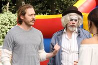 The Mick – Jimmy (Scott MacAthur, l.) kann einfach nicht verstehen, warum niemand so richtig von seinem Clown (John Ennis, r.) begeistert ist.