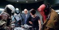 Hellboy 2: Die goldene Armee – Krisensitzung im Labor des "Bureau of Paranormal Research and Defense": Liz (Selma Blair, 2.v.r.) hat gemeinsam mit Abe Sapien (Doug Jones, 2.v.l.) die so genannten "Zahnfeen" ausfindig gemacht. Johann Kraus (John Alexander, l.) und Hellboy (Ron Perlman, r.) sind angetan von den kleinen spinnenartigen Wesen, während Tom Manning (Jeffrey Tambor, M.) noch recht skeptisch ist.