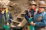 Magische Anden – Minenarbeiterinnen in einem Bergwerk in Oruro, Bolivien: Kokablätter helfen gegen die Erschöpfung.