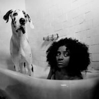 TierART – Eine Arbeit von Fotograf Amit Elkayam, der sich der Beziehung von Menschen zu ihren Hunden mit der Kamera nähert. Bark Stories, also Bellende Geschichten heißt die Fotoserie.