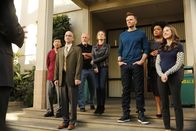 Community – Als die Fastfoodkette Subway plant, Greendale zu kaufen und aus dem Community College eine Subway-Universität zu machen, denken Chang (Ken Jeong, l.), Dean Pelton (Jim Ruash, 2.v.l.), Hickey (Jonathan Banks, 3.v.l.), Britta (Gillian Jacobs, 4.v.l.), Jeff (Joel McHale, 3.v.r.), Shirley (Yvette Nicole Brown, 2.v.r.) und Annie (Alison Brie, r.) über das Ende einer Ära nach ...