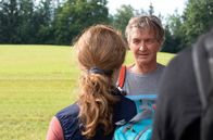 Watzmann ermittelt – Liz Rittmayer (Nina Schmieder, l.) spricht mit den Teilnehmern der Klettertour. Holger Herold (Klaus Haderer, 2.v.l.) teilt ihr seinen Wunsch mit, endlich ihre Kollegin Anna Falter zu treffen.