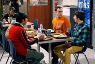 The Big Bang Theory – Rajs jüngere Schwester Priya macht einen Zwischenstopp in Los Angeles und Raj (Kunal Nayyar, r.) bringt sie mit ins Institut. Er warnt Howard (Simon Helberg, vorne l.) und Sheldon (Jim Parsons, 2.v.r.), die Finger von ihr zu lassen ...