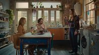 Extraordinary – Carrie (Sofia Oxenham, r.), Jizzlord (Luke Rollason, M.) und Jen (Máiréad Tyers, l.) diskutieren, wem was in der Küche gehört. Carrie weist Jen zurecht, dass sie sich kaum ins WG-Leben einbringt.