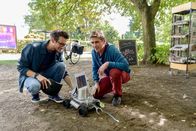 Löwenzahn – Lehrer Herr Meyer (Dr. Patrick Diemling, l.) kommt vorbei und bewundert das mobile Marsgefährt von Fritz (Guido Hammesfahr, r.).