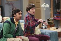 The Big Bang Theory – Verbringen lustige Stunden miteinander: Raj (Kunal Nayyar, l.) und Howard (Simon Helberg, r.) ...