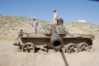 Der Preis des Krieges – Nach dem Zweiten Afghanistan-Krieg blieben neben Minen auch schwere Waffen, wie Panzer oder Artilleriegeschütze in Afghanistan zurück.