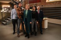 SOKO Stuttgart – In den neuen Folgen der SOKO Stuttgart löst das Team um Martina Seiffert (Astrid M. Fünderich, M.) wieder spannende Fälle. Dabei erhalten Rico Sander (Benjamin Strecker, l.), Jo Stoll (Peter Ketnath, 2.v.l.) und Michael Kaiser (Karl Kranzkowski, r.) Unterstützung von einer neuen Kollegin: Nele Becker (Nina Siewert, 2.v.r.).