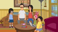 Bob's Burgers – Bob (2.v.l.), Lina (M.) und ihre Kinder Tina (l.), Louise (2.v.r.) und Gene (r.) überlegen, wie ihre Leben wohl ausgesehen hätten, wenn sich Bob und Linda nie kennengelernt hätten ...
