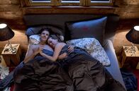Sturm der Liebe – Nils (Florian Stadler, l.) hofft, dass Tina (Christin Balogh, r.) ihre gemeinsame Nacht nicht bereut.