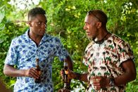 Death in Paradise – Das neue, noch etwas unbeholfene Teammitglied JP (Tobi Bakare, l.) lässt sich von Dwayne (Danny John Jules, r.) noch jede Menge Tipps geben.