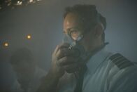 Mayday - Alarm im Cockpit – REENACTMENT- Kapitän Doug Lampe (gespielt von Jonathan Purdon) ringt im verqualmten Cockpit des UPS-Flugs 6 nach Luft (Cineflix International Media/Ian Watson)