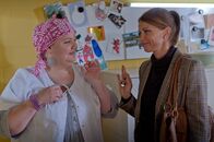 Notruf Hafenkante – Jasmin (Gerit Kling, r.) fragt sich, warum Frauke (Manuela Wisbeck, l.) heute ein Kopftuch trägt, doch diese rückt nicht mit der Sprache raus.