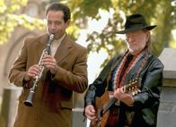 Monk – Mr. Monk (Tony Shalhoub, l.) amüsiert sich mit dem Countrystar Willie Nelson (Willie Nelson, r.) ...